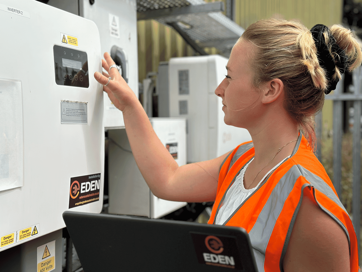 Arbeiterin bei der Überprüfung von Solaranlagen